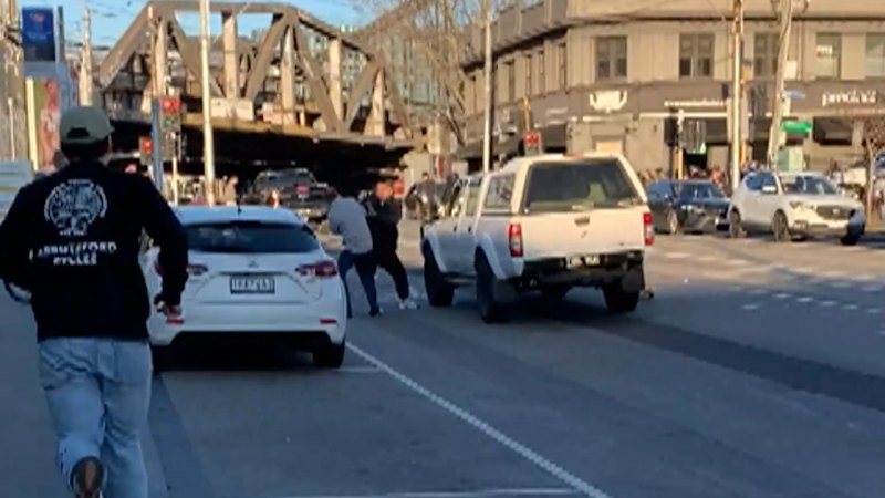 Police continue to hunt man after failed carjacking attempt on busy Melbourne street