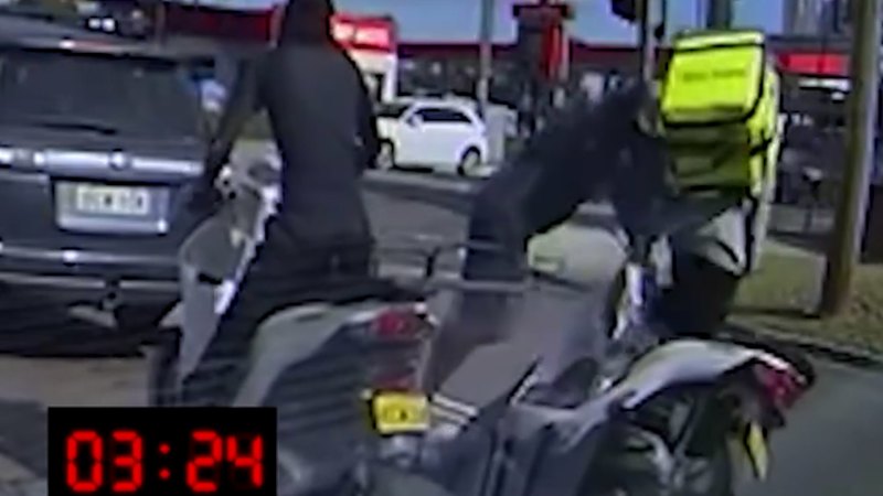 V zahodnem Sydneyju tatovi ukradli skuter dostavljalcu