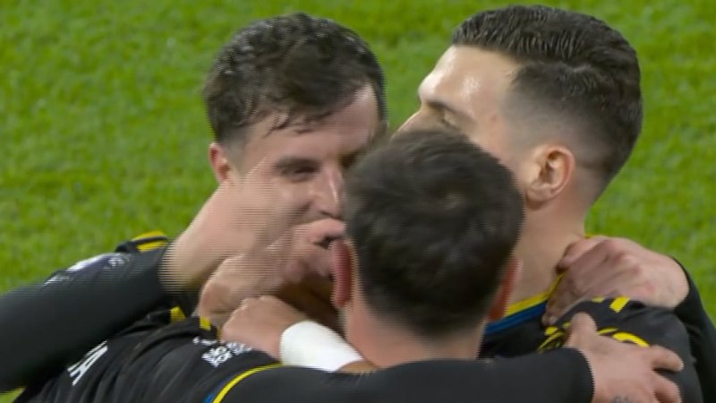 United punish hapless Wolves