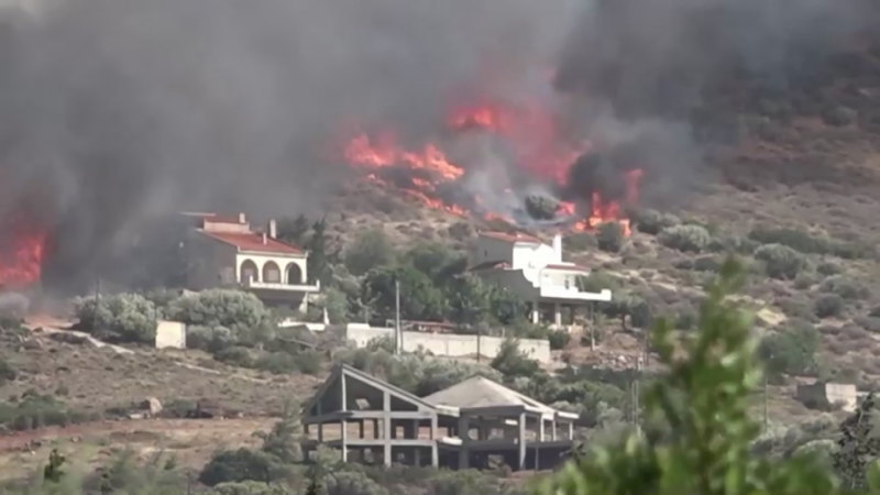 Yunanistan'da orman yangınları yayılırken binlerce kişi evlerden ve otellerden tahliye edildi