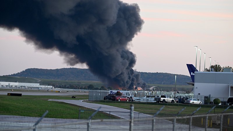Footage of plane as it crashes on take-off in the US