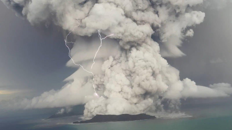 Tonga volkanı patlarken şimşek çaktı