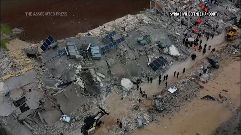 Drone görüntüleri, depremin ardından Türkiye'de çöken şantiyelerde kurtarma çalışmalarını gösteriyor