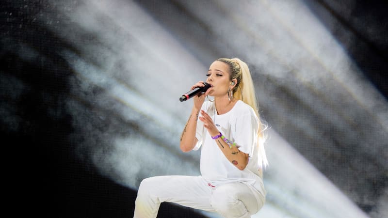 Halsey Review She Has Got The Voice Lets Hear It