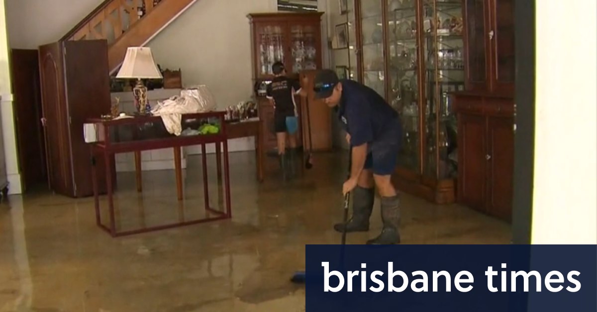 Warga di kota Queensland, Laidley, mulai membersihkan banjir