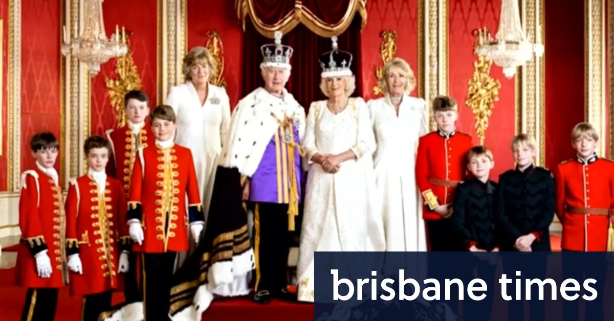 Charles poses with heirs William, George in new coronation portrait