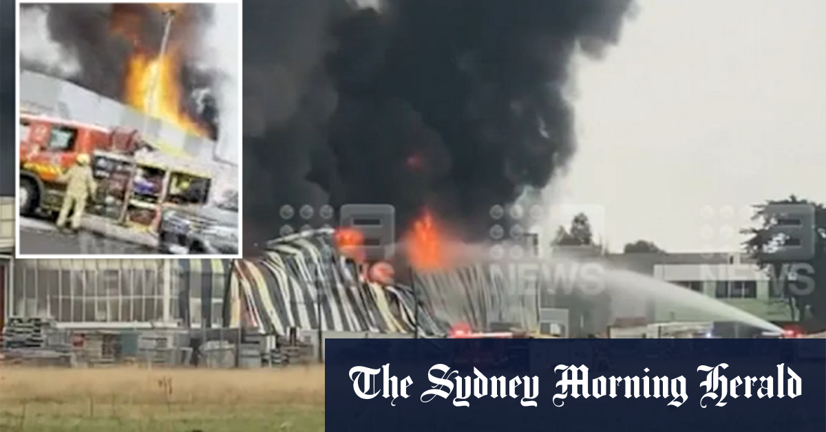 Out of control blaze engulfs Melbourne factory