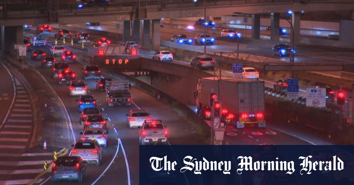Video: Over-height truck blocks tunnel