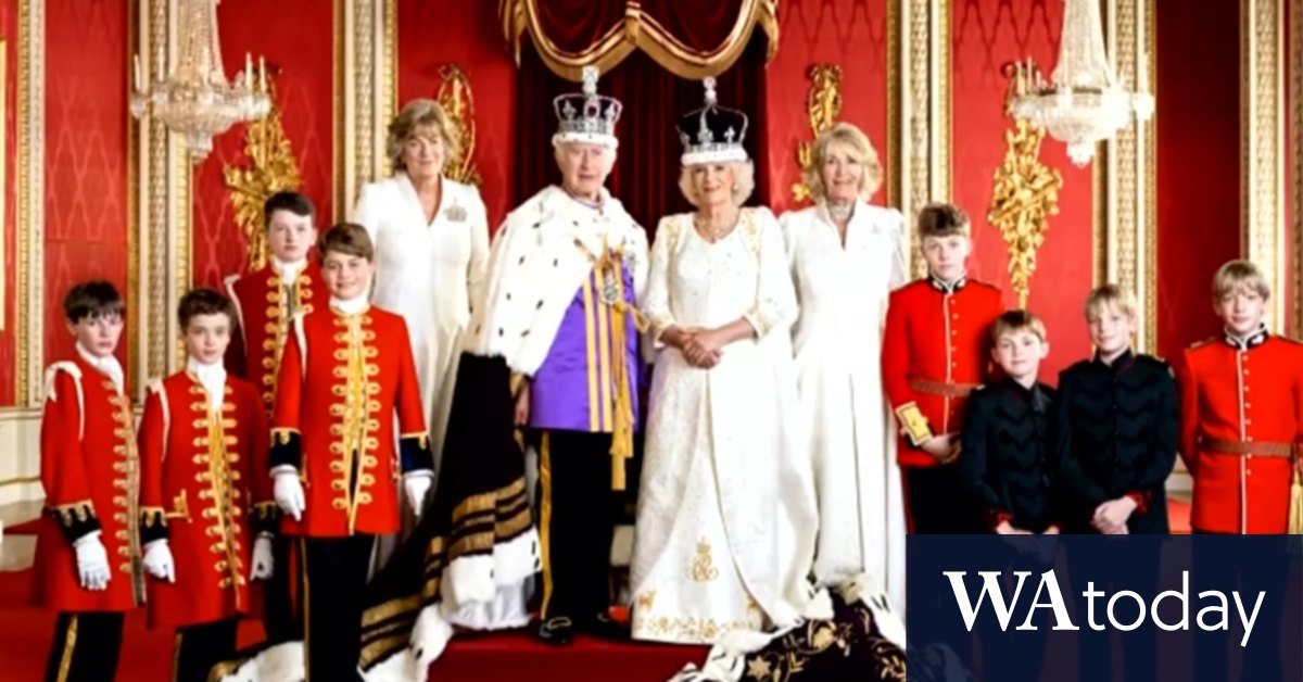 Charles poses with heirs William, George in new coronation portrait