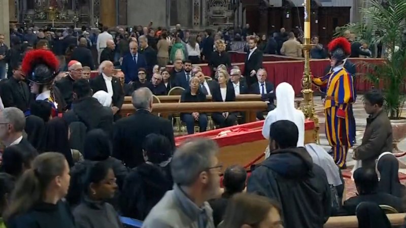 Thousands wait to pay their respects to Pope Francis