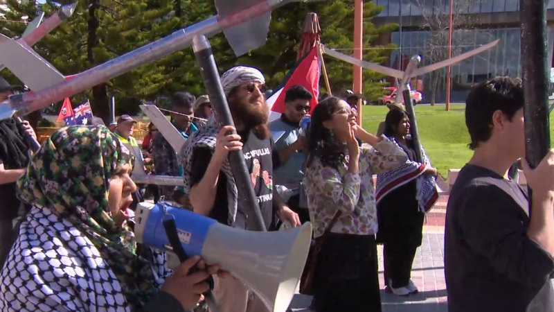 Police form ‘ring of steel’ around Melbourne’s anti-war protests