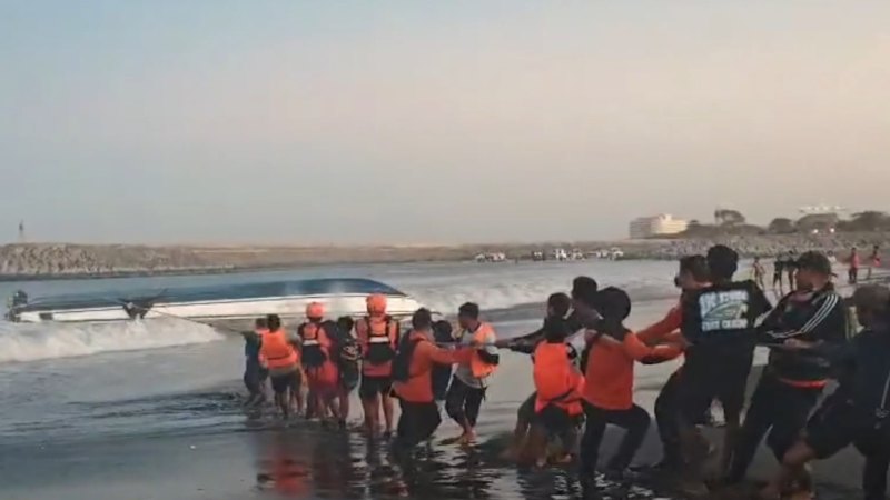 Australian tourists swim for their lives after ferry capsizes off Bali ...