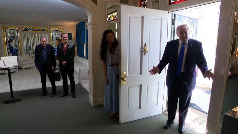Trump tours Elvis Presley's Graceland