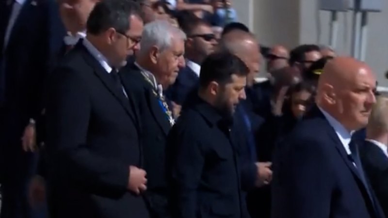Zelensky applauded on arrival at Pope Francis' funeral