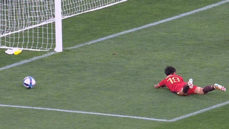 Ref awards penalty as keeper carded