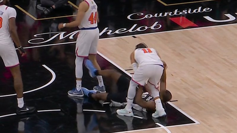 Brunson hurts knee on freak play