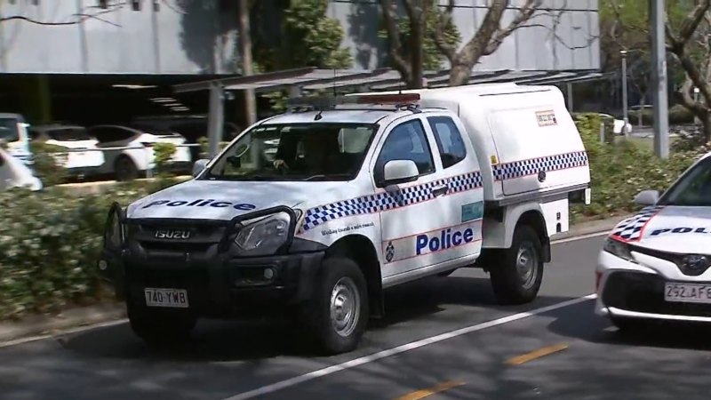 Manhunt under way after security officer stabbed at Gold Coast shopping centre