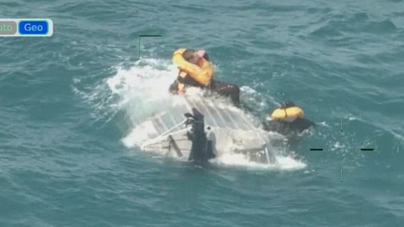 Boaties praised for their actions after tinny capsizes off WA coast