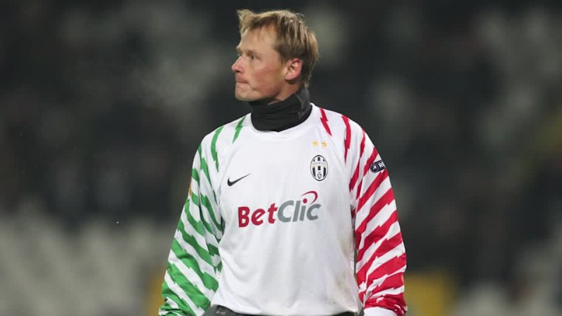 Former Austria goalkeeper Manninger dies in road accident aged 48