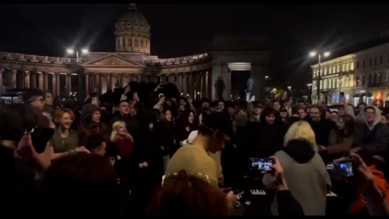Crowd in St Petersburg sings anti-Putin song