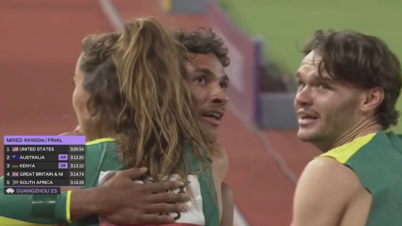 Aussie relay team wins silver, breaks record