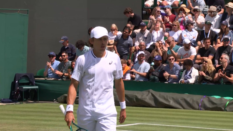 De Minaur captures second set