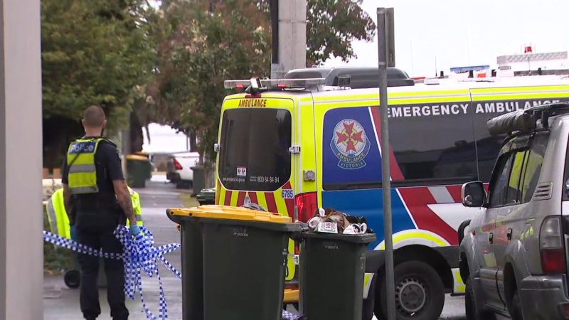 Man arrested after another dies in Melbourne alleyway