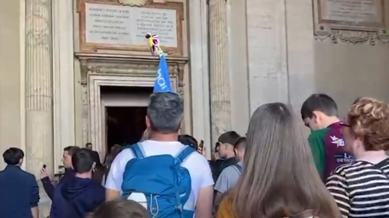 Hundreds of thousands view Pope Francis lying in state