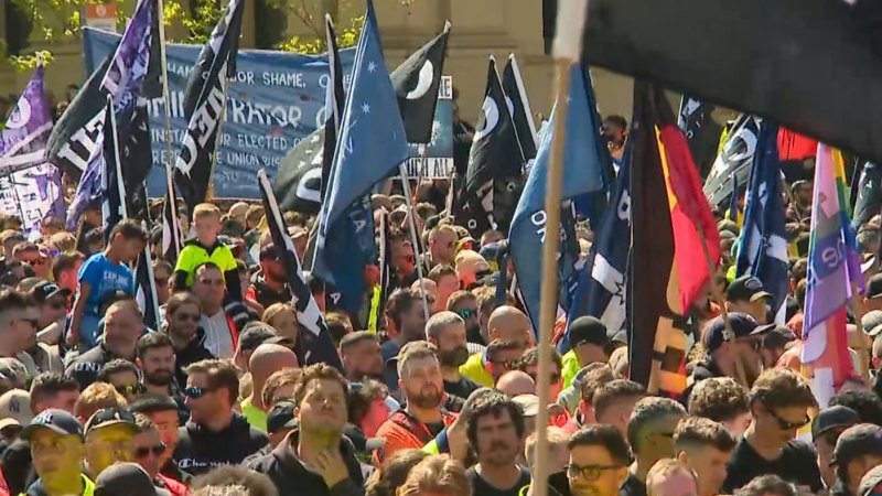 Tens of thousands of CFMEU members walk off the job in Melbourne