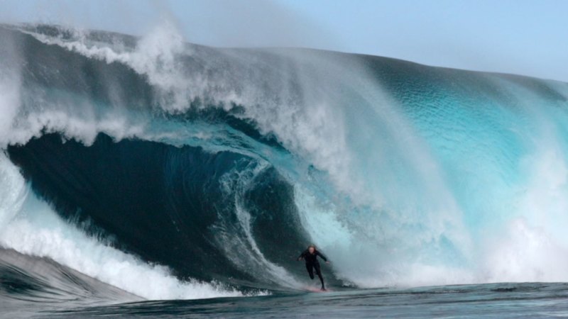 Laura Enever wipes out at Shipsterns, then tames wild waves