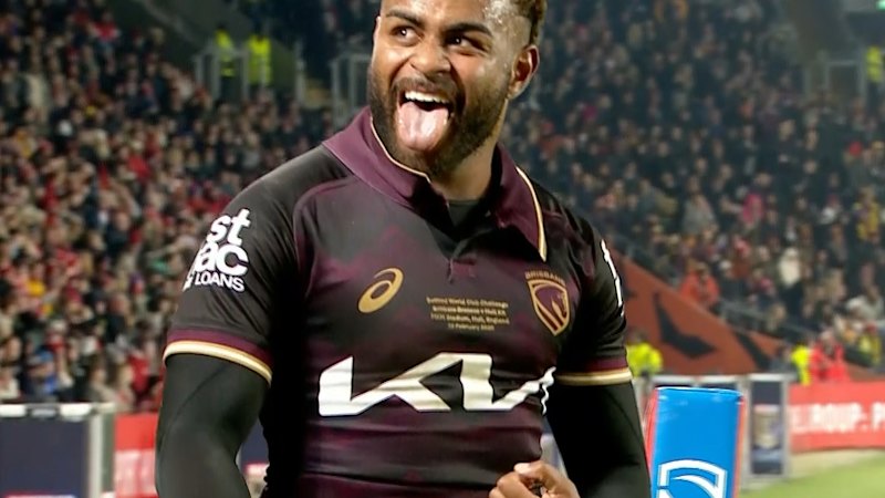 Mam mimicks sexual act towards crowd