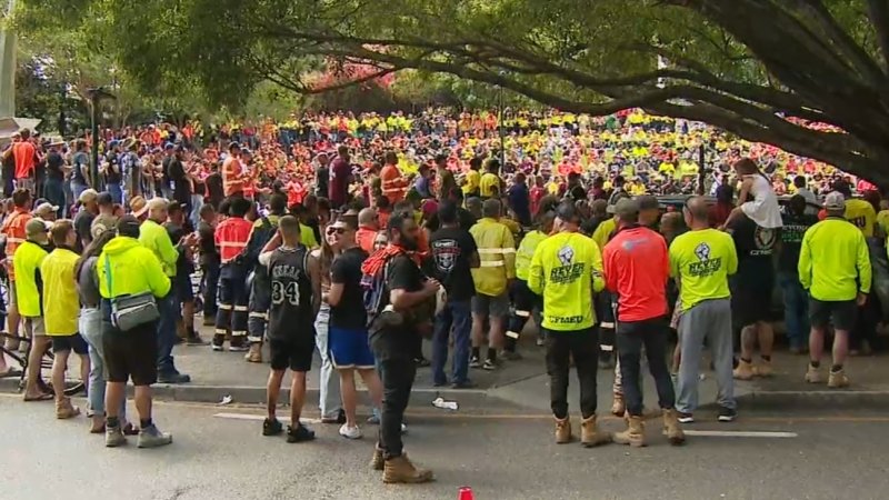 Hundreds of workers join CFMEU rally in Brisbane