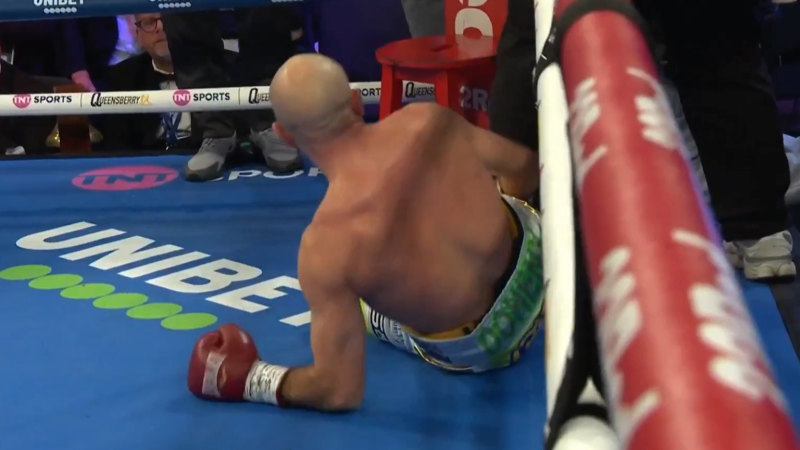 Boxer loses cool in bizarre fashion