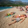 克罗地亚波尔的Zlatni Rat海滩。波尔是亚得里亚海群岛上最繁忙的旅游目的地之一。半岛综合体育官网网址