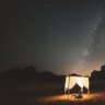露营在星空下在Wadi朗姆酒。