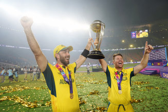 Maxwell raises the cup with David Warner.