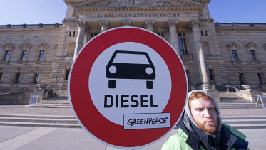 Anti-diesel Protesters outside the court in Leipzig.