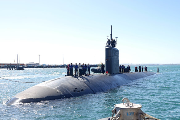 Los Angeles-class submarine USS Annapolis (SSN 760) arriving alongside Diamantina Pier at HMAS Stirling.