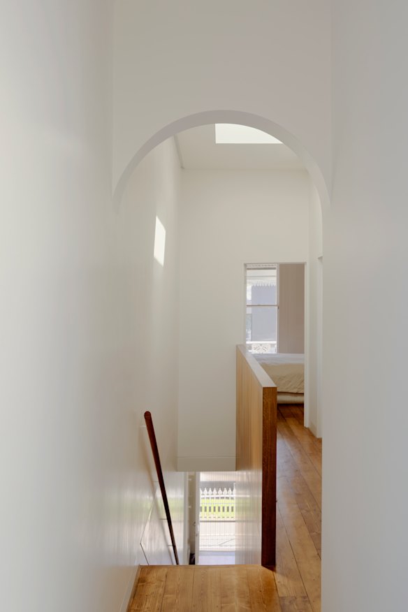 The original staircase, which once required a series of manoeuvres, was replaced with recycled timber steps that followed a straight line.