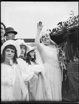 Toti dal Monte waves to her fans on August 23, 1928.