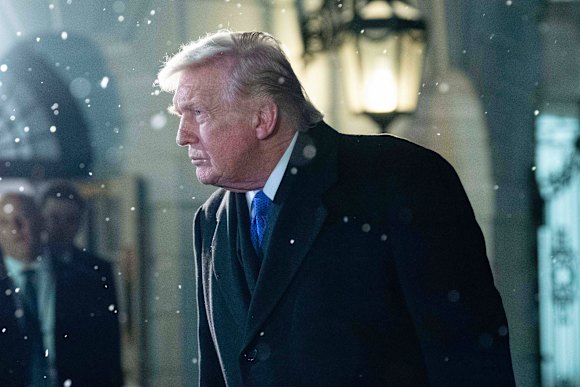 O presidente Donald Trump fala aos repórteres enquanto caminha pelo gramado sul antes de deixar a Casa Branca, sexta-feira,