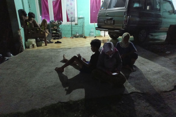 Endonezya'nın Yogyakarta dışındaki Bantul ilçesinde meydana gelen depremin ardından insanlar evlerinin önünde bekliyor.