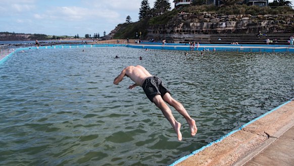 Man dies after being pulled from pool on Sydney's northern beaches