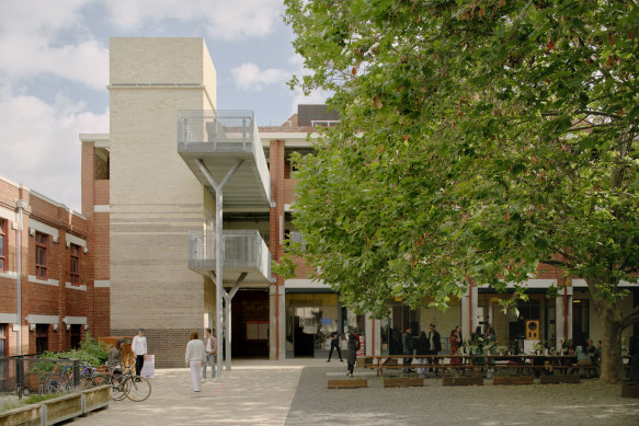 The well-protected gravel courtyard, shaded by the dense planting of plane trees.