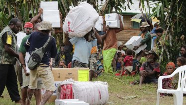 Locals from Baguale village in Kutubu, bringing in relief supplies brought by Oil Search Limited to their villages in earthquake devastated PNG.