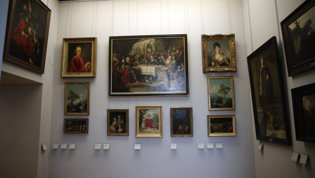 In a move aimed at returning work of art looted by Nazis during World War II, the Louvre museum has opened two showrooms with 31 paintings on display which can be claimed by their legitimate owners. 