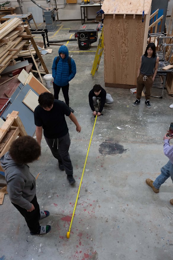 Siswa di kelas pertukangan di Sekolah Menengah Nome-Beltz. Kepala sekolah berharap perluasan ini dapat menghadirkan magang kejuruan dan pekerjaan tingkat pemula yang berkualitas.