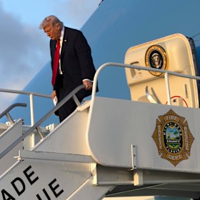 الرئيس دونالد ترامب ينزل من الطائرة الرئاسية في مطار ميامي الدولي.