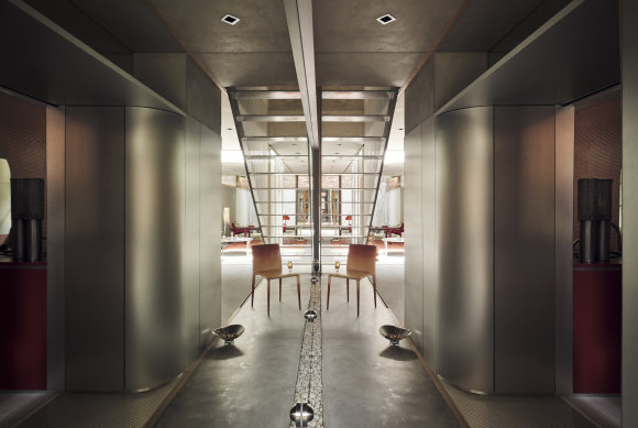 The mirrored wall in the entrance doubles the width of the boundary walls, at least in perspective.