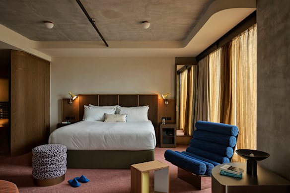 Um dos quartos de design do Flack Studio, com sede em Melbourne, no Hannah St Hotel.